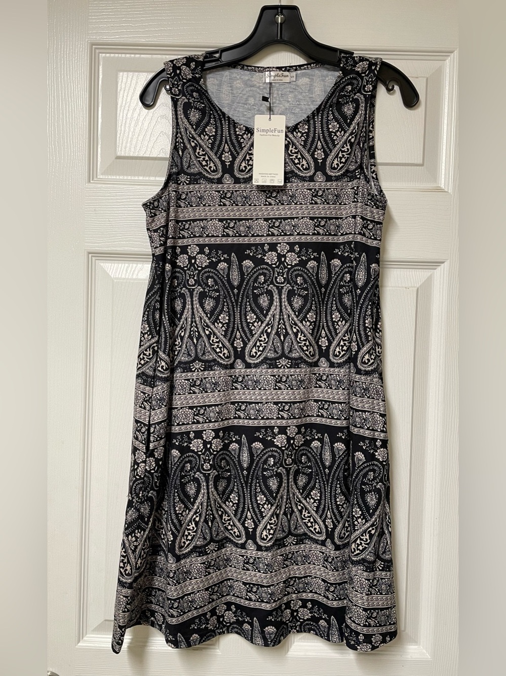 Simple Black and White Paisley-Print Sleeveless Midi Dress with Pockets